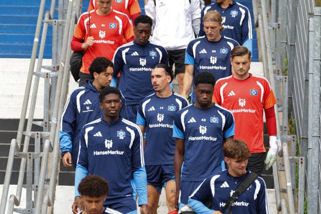 2026.08.19 xfsx Fussball 1. Bundesliga Hamburger Sportverein - Training am Volksparkstadion v.l. Joel Agyekum (Hamburger SV ,39), Albert Sambi Lokonga (Hamburger SV ,6), Rayan Philippe (Hamburger SV, 14), Sebastiaan Bornauw (Hamburger SV , 33), Joel Agyekum (Hamburger SV ,39),Shafiq Nandja (Hamburger SV , 43) (DFL regulations prohibit any use of photographs as image sequences and or quasi-video. Hamburg Volksparkstadion Hamburg Deutschland Copyright: xFernandoxSoaresx