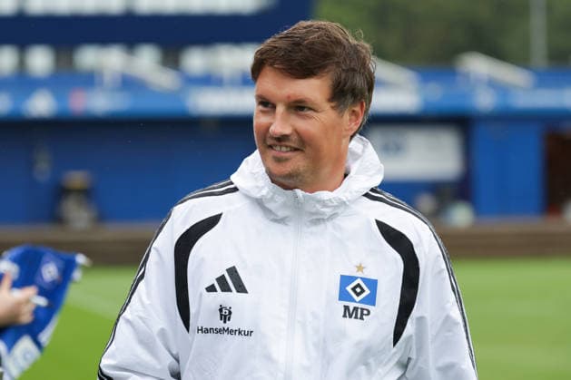 2026.08.19 xfsx Fussball 1. Bundesliga Hamburger Sportverein - Training am Volksparkstadion v.l. Trainer Merlin Polzin (Hamburger SV) (DFL regulations prohibit any use of photographs as image sequences and or quasi-video. Hamburg Volksparkstadion Hamburg Deutschland Copyright: xFernandoxSoaresx