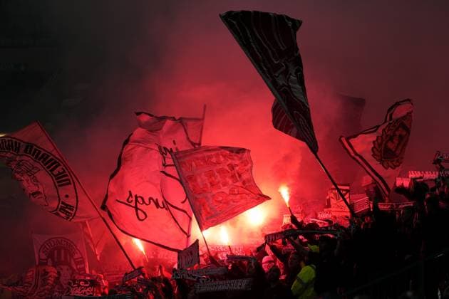 LASK fans pyrotechnics Celtic v LASK, UEFA Champions League, Play Off Round, First Leg, Football, Celtic Park, Glasgow, Scotland, UK - 19 Aug 2026Glasgow Celtic Park United Kingdom  Copyright: xStuartxWallace Shutterstockx 17104271az