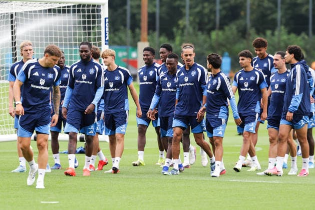 2026.08.19 xfsx Fussball 1. Bundesliga Hamburger Sportverein - Training am Volksparkstadion v.l. Nicolai Remberg (Hamburger SV ,21), Jordan Torunarigha (Hamburger SV ,23), Louis Lemke (Hamburger SV ,37), Joel Agyekum (Hamburger SV ,39), Patson Daka (Hamburger SV, 27), Yussuf Poulsen (Hamburger SV , 15), Immanuel Pherai (Hamburger SV,10), Martin Adeline (Hamburger SV, 5), Rayan Philippe (Hamburger SV, 14) (DFL regulations prohibit any use of photographs as image sequences and or quasi-video. Hamburg Volksparkstadion Hamburg Deutschland Copyright: xFernandoxSoaresx