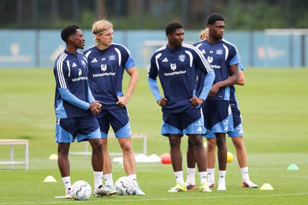 2026.08.19 xfsx Fussball 1. Bundesliga Hamburger Sportverein - Training am Volksparkstadion v.l. Albert Sambi Lokonga (Hamburger SV ,6), Sebastiaan Bornauw (Hamburger SV , 33), Joel Agyekum (Hamburger SV ,39), Shafiq Nandja (Hamburger SV , 43) (DFL regulations prohibit any use of photographs as image sequences and or quasi-video. Hamburg Volksparkstadion Hamburg Deutschland Copyright: xFernandoxSoaresx