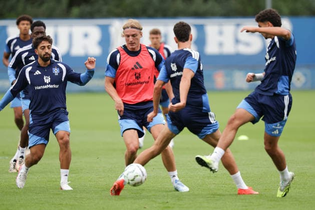 2026.08.19 xfsx Fussball 1. Bundesliga Hamburger Sportverein - Training am Volksparkstadion v.l. Immanuel Pherai (Hamburger SV,10), Sebastiaan Bornauw (Hamburger SV , 33) (DFL regulations prohibit any use of photographs as image sequences and or quasi-video. Hamburg Volksparkstadion Hamburg Deutschland Copyright: xFernandoxSoaresx
