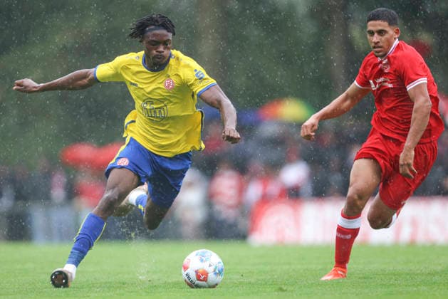 Dickson Abiama (Rot-Weiss Essen) und Shadi Ghrayeb (SV Sonsbeck) im Zweikampf waehrend des Spiels des Niederrheinpokal zwischen SV Sonsbeck und Rot-Weiss Essen, Willy-Lemkens-Sportpark am 19. August 2026 in Sonsbeck, Deutschland. (Foto von Oliver Kaelke DeFodi Images) +++ Dickson Abiama (Rot-Weiss Essen) und Shadi Ghrayeb (SV Sonsbeck) battle for the ball during the 3. Liga match between SV Sonsbeck and Rot-Weiss Essen at Willy-Lemkens-Sportpark on August 19, 2026 in Sonsbeck, Germany. (Photo by Oliver Kaelke DeFodi Images) DFB DFL REGULATIONS PROHIBIT ANY USE OF PHOTOGRAPHS AS IMAGE SEQUENCES AND OR QUASI-VIDEO. (Photo by Oliver Kaelke DeFodi Images) - *** Dickson Abiama of Rot-Weiss Essen and Shadi Ghrayeb of SV Sonsbeck battle for the ball during the Lower Rhine Cup match between SV Sonsbeck and Rot-Weiss Essen at Willy Lemkens Sportpark on August 19, 2026, in Sonsbeck, Germany. Photo by Oliver Kaelke, DeFodi Images. Dickson Abiama of Rot-Weiss Essen and Shadi Ghrayeb of SV Sonsbeck battle for the ball during the 3. Liga match between SV Sonsbeck and Rot-Weiss Essen at Willy Lemkens Sportpark on August 19, 2026 in Sonsbeck, Germany. Photo by Oliver Kaelke, DeFodi Images. DFB and DFL regulations prohibit any use of photographs as image sequences and or quasi-video. Photo by Oliver Kaelke, DeFodi Images