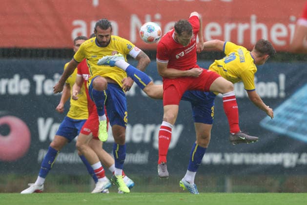 Tom Cappel (SV Sonsbeck) und Gianluca Swajkowski (Rot-Weiss Essen) im Zweikampf waehrend des Spiels des Niederrheinpokal zwischen SV Sonsbeck und Rot-Weiss Essen, Willy-Lemkens-Sportpark am 19. August 2026 in Sonsbeck, Deutschland. (Foto von Oliver Kaelke DeFodi Images) +++ Tom Cappel (SV Sonsbeck) und Gianluca Swajkowski (Rot-Weiss Essen) battle for the ball during the 3. Liga match between SV Sonsbeck and Rot-Weiss Essen at Willy-Lemkens-Sportpark on August 19, 2026 in Sonsbeck, Germany. (Photo by Oliver Kaelke DeFodi Images) DFB DFL REGULATIONS PROHIBIT ANY USE OF PHOTOGRAPHS AS IMAGE SEQUENCES AND OR QUASI-VIDEO. (Photo by Oliver Kaelke DeFodi Images) - *** Tom Cappel of SV Sonsbeck and Gianluca Swajkowski of Rot Weiss Essen battle for the ball during the Lower Rhine Cup match between SV Sonsbeck and Rot Weiss Essen at Willy Lemkens Sportpark on August 19, 2026, in Sonsbeck, Germany Photo by Oliver Kaelke, DeFodi Images Tom Cappel of SV Sonsbeck and Gianluca Swajkowski of Rot-Weiss Essen battle for the ball during the 3. Liga match between SV Sonsbeck and Rot-Weiss Essen at Willy Lemkens Sportpark on August 19, 2026 in Sonsbeck, Germany. Photo by Oliver Kaelke, DeFodi Images. DFB and DFL regulations prohibit any use of photographs as image sequences and or quasi-video. Photo by Oliver Kaelke, DeFodi Images.