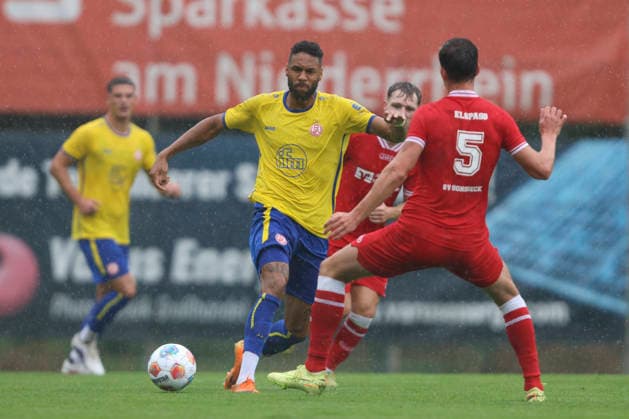 Ruben Reisig (Rot-Weiss Essen) und Philipp Elspass (SV Sonsbeck) im Zweikampf waehrend des Spiels des Niederrheinpokal zwischen SV Sonsbeck und Rot-Weiss Essen, Willy-Lemkens-Sportpark am 19. August 2026 in Sonsbeck, Deutschland. (Foto von Oliver Kaelke DeFodi Images) +++ Ruben Reisig (Rot-Weiss Essen) und Philipp Elspass (SV Sonsbeck) battle for the ball during the 3. Liga match between SV Sonsbeck and Rot-Weiss Essen at Willy-Lemkens-Sportpark on August 19, 2026 in Sonsbeck, Germany. (Photo by Oliver Kaelke DeFodi Images) DFB DFL REGULATIONS PROHIBIT ANY USE OF PHOTOGRAPHS AS IMAGE SEQUENCES AND OR QUASI-VIDEO. (Photo by Oliver Kaelke DeFodi Images) - *** Ruben Reisig of Rot Weiss Essen and Philipp Elspass of SV Sonsbeck battle for the ball during the Lower Rhine Cup match between SV Sonsbeck and Rot Weiss Essen, Willy Lemkens Sportpark on August 19, 2026, in Sonsbeck, Germany. Photo by Oliver Kaelke, DeFodi Images. Ruben Reisig of Rot-Weiss Essen and Philipp Elspass of SV Sonsbeck battle for the ball during the 3. Liga match between SV Sonsbeck and Rot-Weiss Essen at Willy Lemkens Sportpark on August 19, 2026 in Sonsbeck, Germany. Photo by Oliver Kaelke, DeFodi Images. DFB and DFL regulations prohibit any use of photographs as image sequences and or quasi-video. Photo by Oliver Kaelke, DeFodi Images