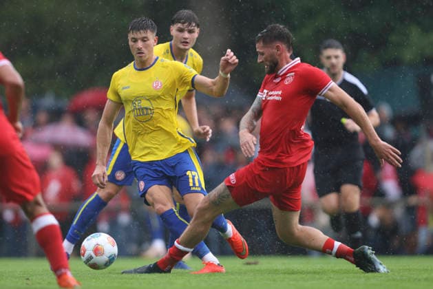 Semir Telalovic (Rot-Weiss Essen) und Sebastian Leurs (SV Sonsbeck) im Zweikampf waehrend des Spiels des Niederrheinpokal zwischen SV Sonsbeck und Rot-Weiss Essen, Willy-Lemkens-Sportpark am 19. August 2026 in Sonsbeck, Deutschland. (Foto von Oliver Kaelke DeFodi Images) +++ Semir Telalovic (Rot-Weiss Essen) und Sebastian Leurs (SV Sonsbeck) battle for the ball during the 3. Liga match between SV Sonsbeck and Rot-Weiss Essen at Willy-Lemkens-Sportpark on August 19, 2026 in Sonsbeck, Germany. (Photo by Oliver Kaelke DeFodi Images) DFB DFL REGULATIONS PROHIBIT ANY USE OF PHOTOGRAPHS AS IMAGE SEQUENCES AND OR QUASI-VIDEO. (Photo by Oliver Kaelke DeFodi Images) - *** Semir Telalovic of Rot-Weiss Essen and Sebastian Leurs of SV Sonsbeck battle for the ball during the Lower Rhine Cup match between SV Sonsbeck and Rot-Weiss Essen, Willy Lemkens Sportpark on August 19, 2026, in Sonsbeck, Germany. Photo by Oliver Kaelke, DeFodi Images. Semir Telalovic of Rot-Weiss Essen and Sebastian Leurs of SV Sonsbeck battle for the ball during the 3. Liga match between SV Sonsbeck and Rot-Weiss Essen at Willy Lemkens Sportpark on August 19, 2026 in Sonsbeck, Germany. Photo by Oliver Kaelke, DeFodi Images. DFB and DFL regulations prohibit any use of photographs as image sequences and or quasi-video. Photo by Oliver Kaelke, DeFodi Images