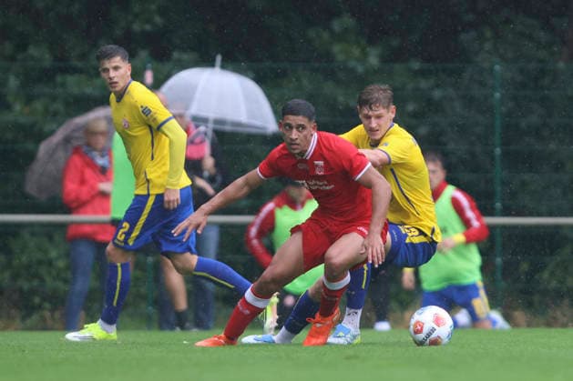 Shadi Ghrayeb (SV Sonsbeck) und Gianluca Swajkowski (Rot-Weiss Essen) im Zweikampf waehrend des Spiels des Niederrheinpokal zwischen SV Sonsbeck und Rot-Weiss Essen, Willy-Lemkens-Sportpark am 19. August 2026 in Sonsbeck, Deutschland. (Foto von Oliver Kaelke DeFodi Images) +++ Shadi Ghrayeb (SV Sonsbeck) und Gianluca Swajkowski (Rot-Weiss Essen) battle for the ball during the 3. Liga match between SV Sonsbeck and Rot-Weiss Essen at Willy-Lemkens-Sportpark on August 19, 2026 in Sonsbeck, Germany. (Photo by Oliver Kaelke DeFodi Images) DFB DFL REGULATIONS PROHIBIT ANY USE OF PHOTOGRAPHS AS IMAGE SEQUENCES AND OR QUASI-VIDEO. (Photo by Oliver Kaelke DeFodi Images) - *** Shadi Ghrayeb of SV Sonsbeck and Gianluca Swajkowski of Rot Weiss Essen battle for the ball during the Lower Rhine Cup match between SV Sonsbeck and Rot Weiss Essen at Willy Lemkens Sportpark on August 19, 2026, in Sonsbeck, Germany. Photo by Oliver Kaelke, DeFodi Images. Shadi Ghrayeb of SV Sonsbeck and Gianluca Swajkowski of Rot-Weiss Essen battle for the ball during the 3. Liga match between SV Sonsbeck and Rot-Weiss Essen at Willy Lemkens Sportpark on August 19, 2026 in Sonsbeck, Germany. Photo by Oliver Kaelke, DeFodi Images. DFB and DFL regulations prohibit any use of photographs as image sequences and or quasi-video. Photo by Oliver Kaelke, DeFodi Images.
