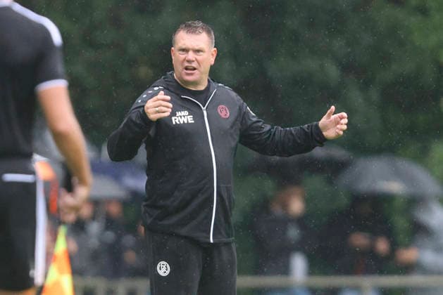Trainer Uwe Koschinat (Rot-Weiss Essen) gestikuliert, Gestik waehrend des Spiels des Niederrheinpokal zwischen SV Sonsbeck und Rot-Weiss Essen, Willy-Lemkens-Sportpark am 19. August 2026 in Sonsbeck, Deutschland. (Foto von Oliver Kaelke DeFodi Images) +++ Trainer Uwe Koschinat (Rot-Weiss Essen) gestures during the 3. Liga match between SV Sonsbeck and Rot-Weiss Essen at Willy-Lemkens-Sportpark on August 19, 2026 in Sonsbeck, Germany. (Photo by Oliver Kaelke DeFodi Images) DFB DFL REGULATIONS PROHIBIT ANY USE OF PHOTOGRAPHS AS IMAGE SEQUENCES AND OR QUASI-VIDEO. (Photo by Oliver Kaelke DeFodi Images) - *** Coach Uwe Koschinat of Rot Weiss Essen gestures during the Lower Rhine Cup match between SV Sonsbeck and Rot Weiss Essen, Willy Lemkens Sportpark on August 19, 2026, in Sonsbeck, Germany. Photo by Oliver Kaelke, DeFodi Images. Coach Uwe Koschinat of Rot-Weiss Essen gestures during the 3. Liga match between SV Sonsbeck and Rot-Weiss Essen at Willy Lemkens Sportpark on August 19, 2026 in Sonsbeck, Germany. Photo by Oliver Kaelke, DeFodi Images. DFB and DFL regulations prohibit any use of photographs as image sequences and or quasi-video. Photo by Oliver Kaelke, DeFodi Images.