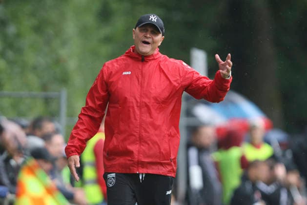 Trainer Heinrich Losing (SV Sonsbeck) gestikuliert, Gestik waehrend des Spiels des Niederrheinpokal zwischen SV Sonsbeck und Rot-Weiss Essen, Willy-Lemkens-Sportpark am 19. August 2026 in Sonsbeck, Deutschland. (Foto von Oliver Kaelke DeFodi Images) +++ Trainer Heinrich Losing (SV Sonsbeck) gestures during the 3. Liga match between SV Sonsbeck and Rot-Weiss Essen at Willy-Lemkens-Sportpark on August 19, 2026 in Sonsbeck, Germany. (Photo by Oliver Kaelke DeFodi Images) DFB DFL REGULATIONS PROHIBIT ANY USE OF PHOTOGRAPHS AS IMAGE SEQUENCES AND OR QUASI-VIDEO. (Photo by Oliver Kaelke DeFodi Images) - *** SV Sonsbeck coach Heinrich Losing gesturing during the Lower Rhine Cup match between SV Sonsbeck and Rot-Weiss Essen, Willy Lemkens Sportpark on August 19, 2026, in Sonsbeck, Germany. Photo by Oliver Kaelke, DeFodi Images. Coach Heinrich Losing of SV Sonsbeck gestures during the 3. Liga match between SV Sonsbeck and Rot-Weiss Essen at Willy Lemkens Sportpark on August 19, 2026 in Sonsbeck, Germany. Photo by Oliver Kaelke, DeFodi Images. DFB and DFL regulations prohibit any use of photographs as image sequences and or quasi-video. Photo by Oliver Kaelke, DeFodi Images
