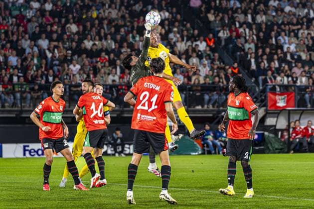 NIJMEGEN - NEC Nijmegen goalkeeper Gonzalo Crettaz battles for possession with Haitam Aleesami of FK Bodo Glimt during the UEFA Champions League Play-offs match between NEC Nijmegen and FK Bodo Glimt at the Goffertstadion on August 19, 2026 in Nijmegen, the Netherlands. KEVIN SENDERS ANP xVIxANPxSportx xMarcelxterxBalsxIVx 565833931 originalFilename: 565833931.jpg