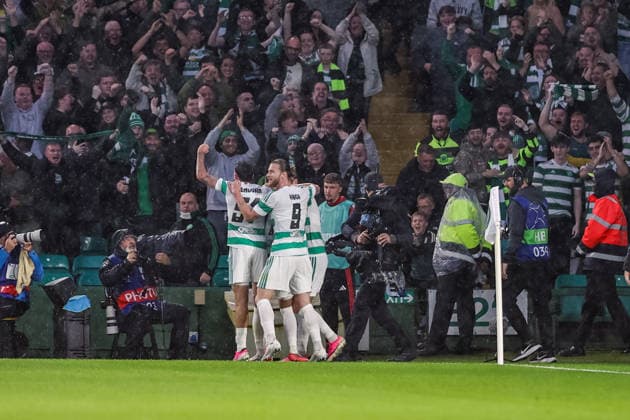 SOCCER - UEFA CL, Celtic vs LASK GLASGOW,SCOTLAND,19.AUG.26 - SOCCER - UEFA Champions League, play-off, Celtic Glasgow vs Linzer ASK. Image shows the rejoicing of the team Celtic.  GEPAxpictures xManuelxBinder