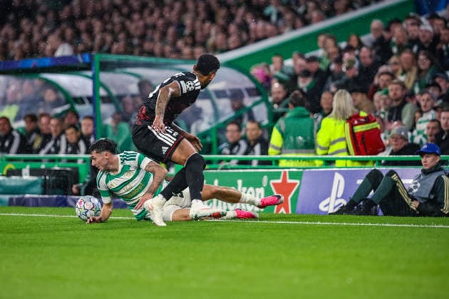 SOCCER - UEFA CL, Celtic vs LASK GLASGOW,SCOTLAND,19.AUG.26 - SOCCER - UEFA Champions League, play-off, Celtic Glasgow vs Linzer ASK. Image shows Colby Donovan (Celtic) and Andres Andrade (LASK).  GEPAxpictures xManuelxBinder