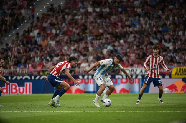 ESP: Atletico de Madrid vs Malaga CF - La Liga EA Sports MADRID, SPAIN - AUGUST 19: Carlos Martin of Atletico de Madrid and Izan Merino of Malaga CF during the match between AtlÃ tico de Madrid and Malaga CF of La Liga EA Sports on August 19, 2026 at Riyadh Air Metropolitano Stadium in Madrid, Spain. (Photo by Samuel Carreno) Madrid Madrid Madrid Spain Copyright: xSamuelxCarrenox samcargad_190826_66-54