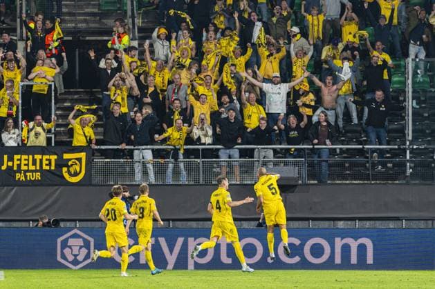 NIJMEGEN - Haitam Aleesami of FK Bodo Glimt celebrates his team s third goal with his teammates and supporters of FK Bodo Glimt during the UEFA Champions League Play-offs match between NEC Nijmegen and FK Bodo Glimt at the Goffertstadion on August 19, 2026, in Nijmegen, the Netherlands. KEVIN SENDERS ANP xVIxANPxSportx xMarcelxterxBalsxIVx 565834227 originalFilename: 565834227.jpg