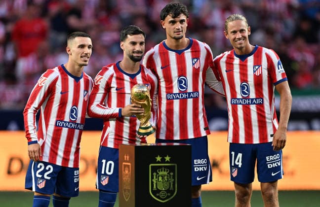 Atletico Madrid v Malaga - La Liga MADRID, SPAIN - AUGUST 19: Alejandro Grimaldo (L), Alex Baena (2nd L), Marc Pubill (2nd R, and Marcos Llorente (R) of Atletico Madrid pose with Spain s 2026 FIFA World Cup, WM, Weltmeisterschaft, Fussball trophy onto the pitch ahead of La Liga match between Atletico Madrid and Malaga at Metropolitano Stadium in Madrid, Spain on August 19, 2026. Burak Akbulut Anadolu Madrid Spain. Editorial use only. Please get in touch for any other usage.  Copyright: x2026xAnadoluxBurakxAkbulutx