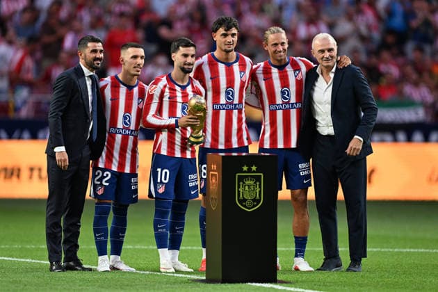 Atletico Madrid v Malaga - La Liga MADRID, SPAIN - AUGUST 19: Alejandro Grimaldo (2nd L), Alex Baena (3rd L), Marc Pubill (3rd R), Marcos Llorente (2nd R) of Atletico Madrid and former soccer player David Villa (L) pose with Spain s 2026 FIFA World Cup, WM, Weltmeisterschaft, Fussball trophy onto the pitch ahead of La Liga match between Atletico Madrid and Malaga at Metropolitano Stadium in Madrid, Spain on August 19, 2026. Burak Akbulut Anadolu Madrid Spain. Editorial use only. Please get in touch for any other usage.  Copyright: x2026xAnadoluxBurakxAkbulutx