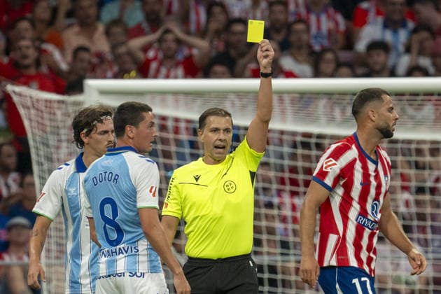 MADRID, SPAIN - AUGUST 19: Referee, Adrian Cordero Vega showing a yellow cardduring La Liga match between Atlético de Madrid and Malaga at the Estadio Riyadh Air Metropolitano on the 19th of august, 2026 in Madrid, Spain  Copyright: xAndresxLopezxSheridanxx xSPPx Sportspressphoto_SPR210917
