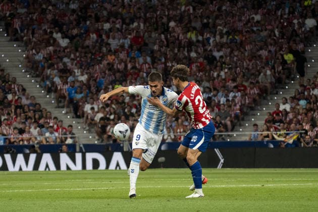 MADRID, SPAIN - AUGUST 19: Chupe (N9) fights for the ball with Le Normand (N24) during La Liga match between Atlético de Madrid and Malaga at the Estadio Riyadh Air Metropolitano on the 19th of august, 2026 in Madrid, Spain  Copyright: xAndresxLopezxSheridanxx xSPPx Sportspressphoto_SPR210927