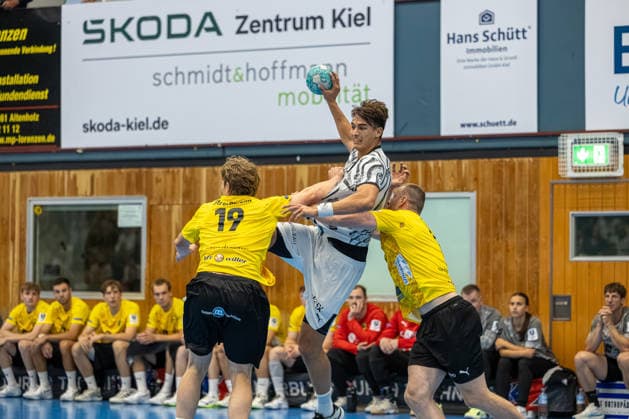 19.08.2026 Freundschaftsspiel Handball Bundesliga + 3. Liga Männer (Staffel Nord-Ost) Saison 2026 2027 TSV Altenholz - THW Kiel (Altenholz in Gelb, Kiel in Weiß) V.l.n.r.: Lauro Strothmann, Julian Köster, Lars Meereis Altenholz Edgar-Meschkat-Halle, Danziger S Schleswig Holstein Deutschland *** August 19, 2026 Friendly Match, Men s Handball Bundesliga 3, North-East Division, 2026–2027 Season: TSV Altenholz vs. THW Kiel. Altenholz in yellow, Kiel in white. From left to right: Lauro Strothmann, Julian Köster, Lars Meereis (Altenholz), Edgar Meschkat (Altenholz), Danziger S, Schleswig-Holstein, Germany