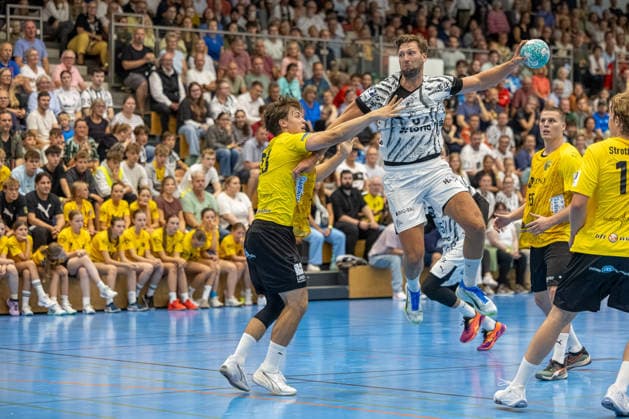 19.08.2026 Freundschaftsspiel Handball Bundesliga + 3. Liga Männer (Staffel Nord-Ost) Saison 2026 2027 TSV Altenholz - THW Kiel (Altenholz in Gelb, Kiel in Weiß) Nicolas Kahmke (li.), Harald Reinkind Altenholz Edgar-Meschkat-Halle, Danziger S Schleswig Holstein Deutschland *** August 19, 2026 Friendly Match, Men s Handball Bundesliga 3, North-East Division, 2026–2027 Season: TSV Altenholz vs. THW Kiel. Altenholz in yellow, Kiel in white. Nicolas Kahmke (left), Harald Reinkind (Altenholz), Edgar Meschkat (Halle), Danzig, Schleswig-Holstein, Germany