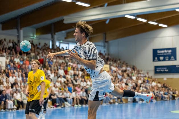 19.08.2026 Freundschaftsspiel Handball Bundesliga + 3. Liga Männer (Staffel Nord-Ost) Saison 2026 2027 TSV Altenholz - THW Kiel (Altenholz in Gelb, Kiel in Weiß) Rune Dahmke Altenholz Edgar-Meschkat-Halle, Danziger S Schleswig Holstein Deutschland *** August 19, 2026 Friendly Match, Handball Bundesliga 3, Men s North-East Division, 2026–2027 Season: TSV Altenholz vs. THW Kiel; Altenholz in yellow, Kiel in white; Rune Dahmke (Altenholz), Edgar Meschkat (Hall); Danziger S, Schleswig-Holstein, Germany