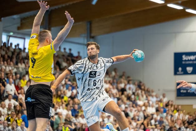 19.08.2026 Freundschaftsspiel Handball Bundesliga + 3. Liga Männer (Staffel Nord-Ost) Saison 2026 2027 TSV Altenholz - THW Kiel (Altenholz in Gelb, Kiel in Weiß) Lars Meereis (li.), Harald Reinkind Altenholz Edgar-Meschkat-Halle, Danziger S Schleswig Holstein Deutschland *** August 19, 2026 Friendly Match, Men s Handball Bundesliga 3, North-East Division, 2026–2027 Season: TSV Altenholz vs. THW Kiel. Altenholz in yellow, Kiel in white. Lars Meereis (left), Harald Reinkind (Altenholz), Edgar Meschkat (Halle), Danziger S, Schleswig-Holstein, Germany