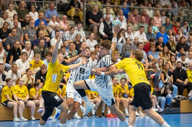 19.08.2026 Freundschaftsspiel Handball Bundesliga + 3. Liga Männer (Staffel Nord-Ost) Saison 2026 2027 TSV Altenholz - THW Kiel (Altenholz in Gelb, Kiel in Weiß) V.l.n.r.: Nicolas Kahmke, Rasmus Ankermann, Lauro Strothmann Altenholz Edgar-Meschkat-Halle, Danziger S Schleswig Holstein Deutschland *** August 19, 2026 Friendly Match, Men s Handball Bundesliga 3, North-East Division, 2026–2027 Season: TSV Altenholz vs. THW Kiel. Altenholz in yellow, Kiel in white. From left to right: Nicolas Kahmke, Rasmus Ankermann, Lauro Strothmann, Altenholz; Edgar Meschkat; Halle, Danziger S; Schleswig-Holstein, Germany