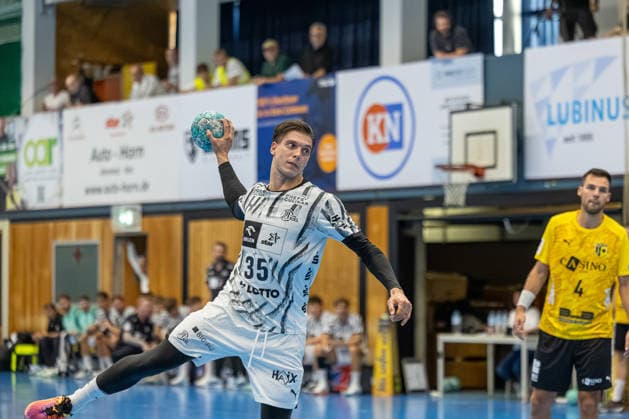 19.08.2026 Freundschaftsspiel Handball Bundesliga + 3. Liga Männer (Staffel Nord-Ost) Saison 2026 2027 TSV Altenholz - THW Kiel (Altenholz in Gelb, Kiel in Weiß) Domen Makuc Altenholz Edgar-Meschkat-Halle, Danziger S Schleswig Holstein Deutschland *** August 19, 2026 Friendly Match, Men s Handball Bundesliga 3, North-East Division, 2026–2027 Season: TSV Altenholz vs. THW Kiel; Altenholz in yellow, Kiel in white; Domen Makuc (Altenholz), Edgar Meschkat (Kiel); venue: Danzig, Schleswig-Holstein, Germany