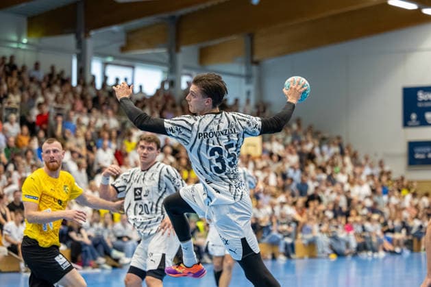 19.08.2026 Freundschaftsspiel Handball Bundesliga + 3. Liga Männer (Staffel Nord-Ost) Saison 2026 2027 TSV Altenholz - THW Kiel (Altenholz in Gelb, Kiel in Weiß) Bildmitte: Domen Makuc Altenholz Edgar-Meschkat-Halle, Danziger S Schleswig Holstein Deutschland *** August 19, 2026 Friendly Match, Men s Handball Bundesliga 3, North-East Division, 2026–2027 Season: TSV Altenholz vs. THW Kiel. Altenholz in yellow, Kiel in white. Center of the photo: Domen Makuc (Altenholz) and Edgar Meschkat (Kiel). Venue: Danziger S, Schleswig-Holstein, Germany