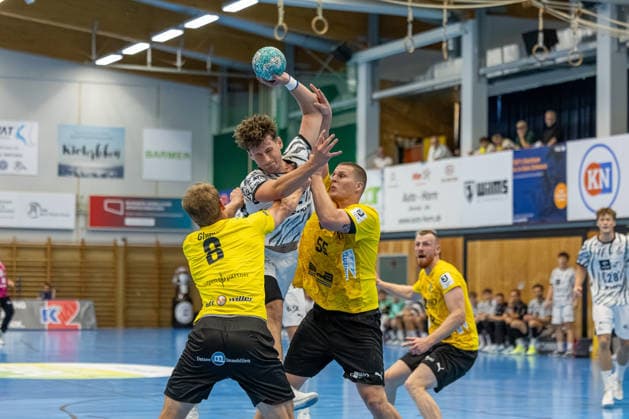 19.08.2026 Freundschaftsspiel Handball Bundesliga + 3. Liga Männer (Staffel Nord-Ost) Saison 2026 2027 TSV Altenholz - THW Kiel (Altenholz in Gelb, Kiel in Weiß) V.l.n.r.: Jari Glumm, Kjell Suhr, Sam Richard Altenholz Edgar-Meschkat-Halle, Danziger S Schleswig Holstein Deutschland *** August 19, 2026 Friendly Match, Men s Handball Bundesliga 3, North-East Division, 2026–2027 Season: TSV Altenholz vs. THW Kiel. Altenholz in yellow, Kiel in white. From left to right: Jari Glumm, Kjell Suhr, Sam Richard Altenholz, Edgar Meschkat, Halle, Danziger S, Schleswig-Holstein, Germany