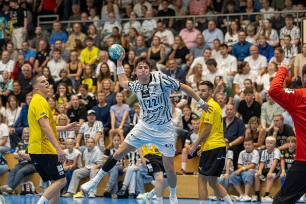 19.08.2026 Freundschaftsspiel Handball Bundesliga + 3. Liga Männer (Staffel Nord-Ost) Saison 2026 2027 TSV Altenholz - THW Kiel (Altenholz in Gelb, Kiel in Weiß) Bildmitte: Rasmus Ankermann Altenholz Edgar-Meschkat-Halle, Danziger S Schleswig Holstein Deutschland *** August 19, 2026 Friendly Match, Men s Handball Bundesliga 3, North-East Division, 2026–2027 Season: TSV Altenholz vs. THW Kiel. Altenholz in yellow, Kiel in white. Center of the photo: Rasmus Ankermann (Altenholz) and Edgar Meschkat (Kiel). Venue: Danziger S, Schleswig-Holstein, Germany