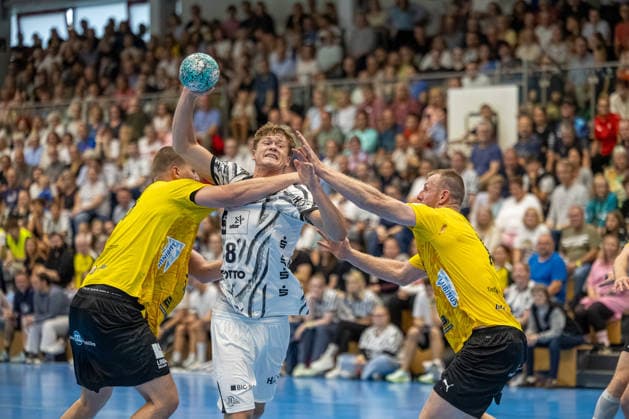 19.08.2026 Freundschaftsspiel Handball Bundesliga + 3. Liga Männer (Staffel Nord-Ost) Saison 2026 2027 TSV Altenholz - THW Kiel (Altenholz in Gelb, Kiel in Weiß) V.l.n.r.: Sam Richard, Julius Eisend, Lars Meereis Altenholz Edgar-Meschkat-Halle, Danziger S Schleswig Holstein Deutschland *** August 19, 2026 Friendly Match, Handball Bundesliga 3, Men s North-East Division, 2026–2027 Season: TSV Altenholz vs. THW Kiel. Altenholz in yellow, Kiel in white. From left to right: Sam Richard, Julius Eisend, Lars Meereis, Altenholz; Edgar Meschkat, Halle, Danziger S, Schleswig-Holstein, Germany