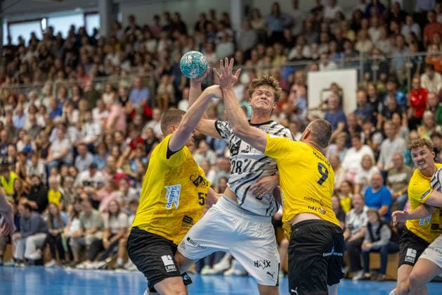 19.08.2026 Freundschaftsspiel Handball Bundesliga + 3. Liga Männer (Staffel Nord-Ost) Saison 2026 2027 TSV Altenholz - THW Kiel (Altenholz in Gelb, Kiel in Weiß) V.l.n.r.: Sam Richard, Julius Eisend, Lars Meereis Altenholz Edgar-Meschkat-Halle, Danziger S Schleswig Holstein Deutschland *** August 19, 2026 Friendly Match, Handball Bundesliga 3, Men s North-East Division, 2026–2027 Season: TSV Altenholz vs. THW Kiel. Altenholz in yellow, Kiel in white. From left to right: Sam Richard, Julius Eisend, Lars Meereis, Altenholz; Edgar Meschkat, Halle, Danziger S, Schleswig-Holstein, Germany