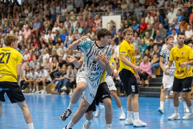 19.08.2026 Freundschaftsspiel Handball Bundesliga + 3. Liga Männer (Staffel Nord-Ost) Saison 2026 2027 TSV Altenholz - THW Kiel (Altenholz in Gelb, Kiel in Weiß) Bildmitte: Anton Hahn Altenholz Edgar-Meschkat-Halle, Danziger S Schleswig Holstein Deutschland *** August 19, 2026 Friendly Match: Men s Handball Bundesliga 3, North-East Division, 2026–2027 Season; TSV Altenholz vs. THW Kiel; Altenholz in yellow, Kiel in white; center of the photo: Anton Hahn (Altenholz) and Edgar Meschkat (Kiel); venue: Danziger S, Schleswig-Holstein, Germany