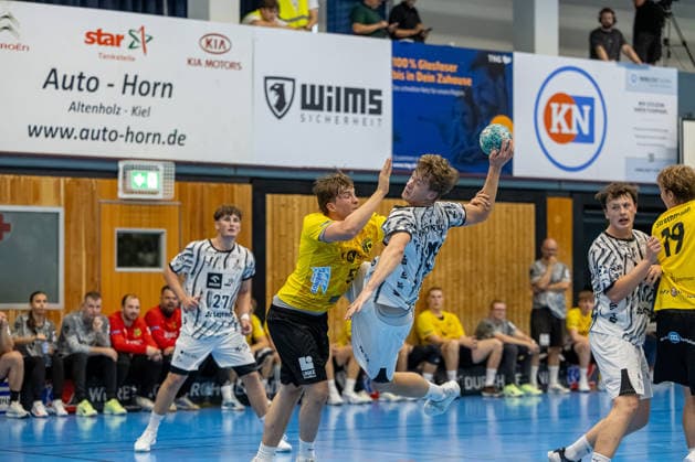 19.08.2026 Freundschaftsspiel Handball Bundesliga + 3. Liga Männer (Staffel Nord-Ost) Saison 2026 2027 TSV Altenholz - THW Kiel (Altenholz in Gelb, Kiel in Weiß) Ben Eickhoff (li.), Julius Eisend Altenholz Edgar-Meschkat-Halle, Danziger S Schleswig Holstein Deutschland *** August 19, 2026 Friendly Match, Handball Bundesliga 3, Men s North-East Division, 2026–2027 Season: TSV Altenholz vs. THW Kiel; Altenholz in yellow, Kiel in white; Ben Eickhoff (left), Julius Eisend (Altenholz), Edgar Meschkat (Halle), Danziger S, Schleswig-Holstein, Germany