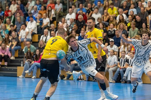 19.08.2026 Freundschaftsspiel Handball Bundesliga + 3. Liga Männer (Staffel Nord-Ost) Saison 2026 2027 TSV Altenholz - THW Kiel (Altenholz in Gelb, Kiel in Weiß) Bildmitte: Lars Meereis (li.), Rasmus Ankermann Altenholz Edgar-Meschkat-Halle, Danziger S Schleswig Holstein Deutschland *** August 19, 2026 Friendly Match, Men’s Handball Bundesliga 3, North-East Division, 2026–2027 Season: TSV Altenholz vs. THW Kiel. Altenholz in yellow, Kiel in white; center of the photo: Lars Meereis (left), Rasmus Ankermann (Altenholz), Edgar Meschkat; Halle, Danziger Strasse, Schleswig-Holstein, Germany