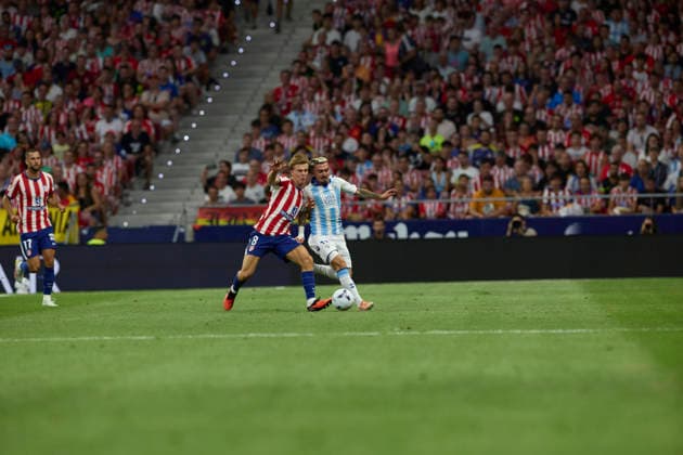 ESP: LaLiga EA Sports Atletico de Madrid v Malaga CF; Pablo Barrios of Atletico de Madrid and Joaquin Munoz of Malaga during LaLiga EA Sports between Atletico de Madrid v Malaga CF played at Riyadh Air Metropolitano Stadium in Madrid on August 19, 2026 in Spain Spain Futbol *** ESP LaLiga EA Sports Atlético de Madrid vs. Málaga CF Pablo Barrios of Atlético de Madrid and Joaquín Munoz of Málaga during the LaLiga EA Sports match between Atlético de Madrid and Málaga CF played at Riyadh Air Metropolitano Stadium in Madrid on August 19, 2026, in Spain. Spanish Soccer Copyright: xAgenciaxLOFx