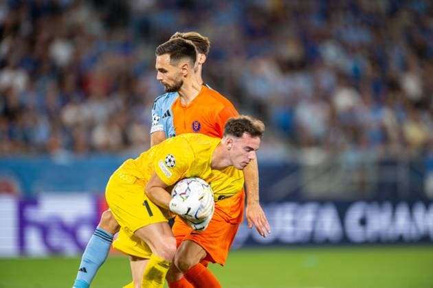 Zan-Luk Leban catches te ball during Champions League qualifying playoff match, SK Slovan Bratislava - NK Celje , 19. august 2026, Tehelne pole Stadium, Bratislava, Slovakia Copyright: xMICHALxFAJT,ZOSPORTU.SKx MAR_8780