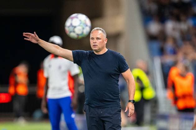 Coach Vitor Campelos gesticulates during Champions League qualifying playoff match, SK Slovan Bratislava - NK Celje , 19. august 2026, Tehelne pole Stadium, Bratislava, Slovakia Copyright: xMICHALxFAJT,ZOSPORTU.SKx MAR_8800