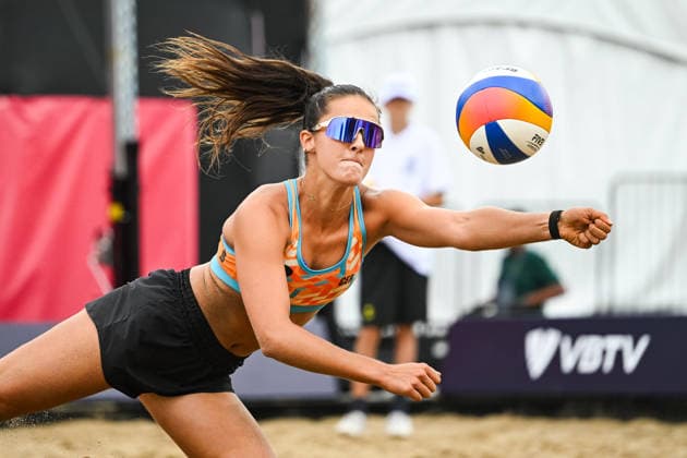 MONTREAL, QC - AUGUST 19: Sophia Neuss (GER) bumps the ball during a qualification match at Beach Pro Tour Montreal Elite 16 on August 19, 2026 at Parc Jean-Drapeau in Montreal, QC (Photo by David Kirouac Icon Sportswire) VOLLEYBALL: AUG 19 Beach Pro Tour Montreal Elite 16 EDITORIAL USE ONLY Icon26081905526