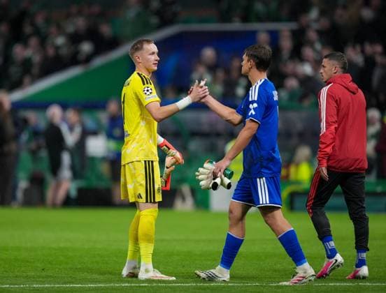 Celtic goalkeeper Viljami Sinisalo shakes hands with LASK goalkeeper Lukas Jungwirth at full-time. Celtic v LASK, UEFA Champions League, Play Off Round, First Leg, Football, Celtic Park, Glasgow, Scotland, UK - 19 Aug 2026Glasgow Celtic Park United Kingdom  Copyright: xStuartxWallace Shutterstockx 17104271dt