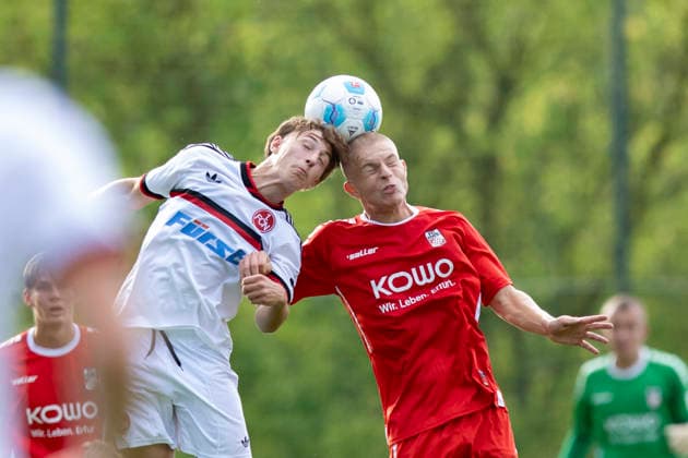 U19 DFB-Nachwuchsliga - Vorrunde Gruppe C: FC Rot-Weiß Erfurt vs. 1. FC Nürnberg; Erfurt; 19.08.2026 Jannes Weißkopf ( 11; 1. FC Nürnberg U19) gegen Henry Hartmann ( 5; FC Rot-Weiß Erfurt U19) U19 DFB-Nachwuchsliga - Vorrunde Gruppe C: FC Rot-Weiß Erfurt vs. 1. FC Nürnberg; Hauptplatz Cyriaksgebreite Erfurt; 19.08.2026 DFB REGULATIONS PROHIBIT ANY USE OF PHOTOGRAPHS AS IMAGE SEQUENCES AND OR QUASI-VIDEO. *** U19 DFB Youth League Preliminary Round Group C FC Rot Weiß Erfurt vs. 1 FC Nürnberg Erfurt August 19, 2026 Jannes Weißkopf 11 1 FC Nürnberg U19 vs. Henry Hartmann 5 FC Rot Weiß Erfurt U19 U19 DFB YouthLeague Preliminary Round Group C FC Rot-Weiß Erfurt vs. 1. FC Nürnberg Main Field, Cyriaksgebreite, Erfurt, August 19, 2026 DFB regulations prohibit any use of photographs as image sequences and or quasi-video Copyright: xBEAUTIFULxSPORTS Duehringx