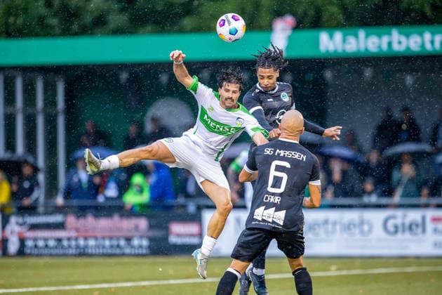 2026.08.19, xkwix, Fußball, Krombacher Westfalenpokal, SG Massen - FC Gütersloh, Sportanlage SG Massen, 2.Runde, Saison 2026 2027: Paolo Maiella (FC Gütersloh 9) beim Zweikampf in der Luft DFB regulations prohibit any use of photographs as image sequences and or quasi-video. Photo: xKamilxWilkowskixPressefotoKochx Nordrhein-Westfalen Deutschland *** August 19, 2026, xkwix, Soccer, Krombacher Westfalen Cup, SG Massen vs. FC Gütersloh, SG Massen Sports Complex, 2nd Round, 2026–2027 Season: Paolo Maiella of FC Gütersloh No. 9 in an aerial duel. DFB regulations prohibit any use of photographs as image sequences and or quasi-video. Photo: xKamilxWilkowskixPressefotoKochx, North Rhine-Westphalia, Germany