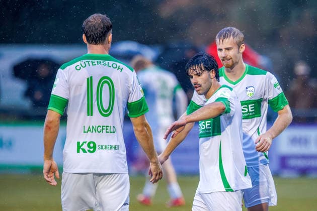 2026.08.19, xkwix, Fußball, Krombacher Westfalenpokal, SG Massen - FC Gütersloh, Sportanlage SG Massen, 2.Runde, Saison 2026 2027: Torjubel von Julius Langfeld (FC Gütersloh 10) und Len Wilkesmann (FC Gütersloh 15) mit Torschuetzen zum 0:3 Paolo Maiella (FC Gütersloh 9) DFB regulations prohibit any use of photographs as image sequences and or quasi-video. Photo: xKamilxWilkowskixPressefotoKochx Nordrhein-Westfalen Deutschland *** August 19, 2026, xkwix, Soccer, Krombacher Westfalen Cup, SG Massen vs. FC Gütersloh, SG Massen Sports Complex, 2nd Round, 2026–2027 Season: Goal celebrations by Julius Langfeld (FC Gütersloh 10) and Len Wilkesmann (FC Gütersloh 15) with goal scorer Paolo Maiella (FC Gütersloh 9) on the 0–3 goal. DFB regulations prohibit any use of photographs as image sequences and or quasi-video. Photo xKamilxWilkowskixPressefotoKochx North Rhine-Westphalia, Germany