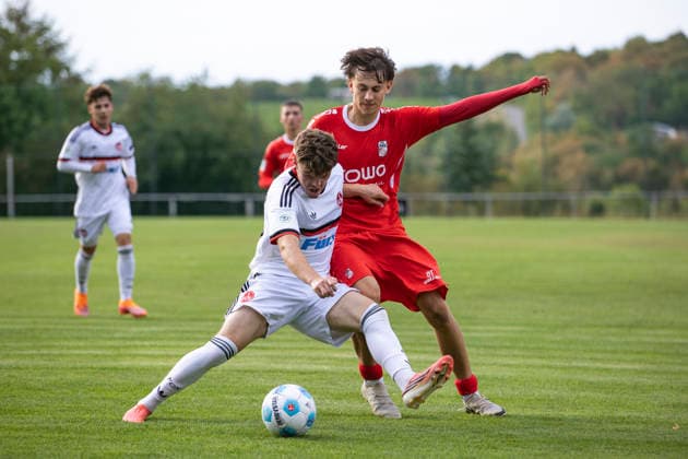 U19 DFB-Nachwuchsliga - Vorrunde Gruppe C: FC Rot-Weiß Erfurt vs. 1. FC Nürnberg; Erfurt; 19.08.2026 Dylan Tatje ( 7; FC Rot-Weiß Erfurt U19) gegen Lucas Gerner ( 23; 1. FC Nürnberg U19) U19 DFB-Nachwuchsliga - Vorrunde Gruppe C: FC Rot-Weiß Erfurt vs. 1. FC Nürnberg; Hauptplatz Cyriaksgebreite Erfurt; 19.08.2026 DFB REGULATIONS PROHIBIT ANY USE OF PHOTOGRAPHS AS IMAGE SEQUENCES AND OR QUASI-VIDEO. *** U19 DFB Youth League Preliminary Round Group C FC Rot Weiß Erfurt vs. 1 FC Nürnberg Erfurt, August 19, 2026 Dylan Tatje (7), FC Rot Weiß Erfurt U19, vs. Lucas Gerner (23), 1 FC Nürnberg U19 U19 DFB Youth League PreliminaryPreliminary Round, Group C: FC Rot-Weiß Erfurt vs. 1. FC Nürnberg, Main Field, Cyriaksgebreite, Erfurt, August 19, 2026. DFB regulations prohibit any use of photographs as image sequences and or quasi-video. Copyright: xBEAUTIFULxSPORTS Duehringx