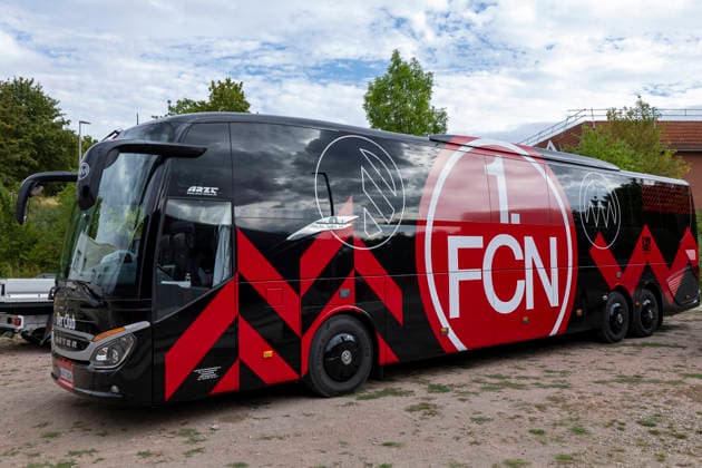 U19 DFB-Nachwuchsliga - Vorrunde Gruppe C: FC Rot-Weiß Erfurt vs. 1. FC Nürnberg; Erfurt; 19.08.2026 1. FC Nürnberg U19 Mannschaftsbus mit Logo U19 DFB-Nachwuchsliga - Vorrunde Gruppe C: FC Rot-Weiß Erfurt vs. 1. FC Nürnberg; Hauptplatz Cyriaksgebreite Erfurt; 19.08.2026 DFB REGULATIONS PROHIBIT ANY USE OF PHOTOGRAPHS AS IMAGE SEQUENCES AND OR QUASI-VIDEO. *** U19 DFB Youth League Preliminary Round Group C FC Rot Weiß Erfurt vs. 1 FC Nürnberg Erfurt, August 19, 2026 1 FC Nürnberg U19 team bus with logo U19 DFB Youth League Preliminary Round Group C FC Rot Weiß Erfurt vs. 1 FC Nürnberg Main Field, Cyriaksgebreite, Erfurt, August 19, 2026. DFB regulations prohibit any use of photographs as image sequences and or quasi-video. Copyright: xBEAUTIFULxSPORTS Duehringx