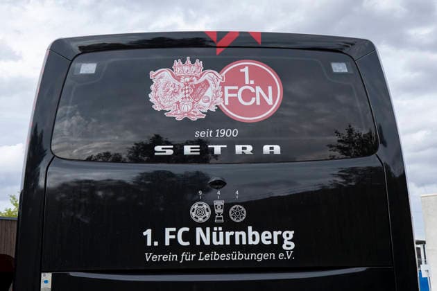 U19 DFB-Nachwuchsliga - Vorrunde Gruppe C: FC Rot-Weiß Erfurt vs. 1. FC Nürnberg; Erfurt; 19.08.2026 1. FC Nürnberg U19 Mannschaftsbus (von hinten) U19 DFB-Nachwuchsliga - Vorrunde Gruppe C: FC Rot-Weiß Erfurt vs. 1. FC Nürnberg; Hauptplatz Cyriaksgebreite Erfurt; 19.08.2026 DFB REGULATIONS PROHIBIT ANY USE OF PHOTOGRAPHS AS IMAGE SEQUENCES AND OR QUASI-VIDEO. *** U19 DFB Youth League Preliminary Round Group C FC Rot-Weiß Erfurt vs. 1. FC Nürnberg Erfurt, August 19, 2026 1. FC Nürnberg U19 team bus from behind U19 DFB Youth League Preliminary Round Group C FC Rot-Weiß Erfurt vs. 1. FC Nürnberg Main Field, Cyriaksgebreite, Erfurt, August 19, 2026. DFB regulations prohibit any use of photographs as image sequences and or quasi-video. Copyright: xBEAUTIFULxSPORTS Duehringx