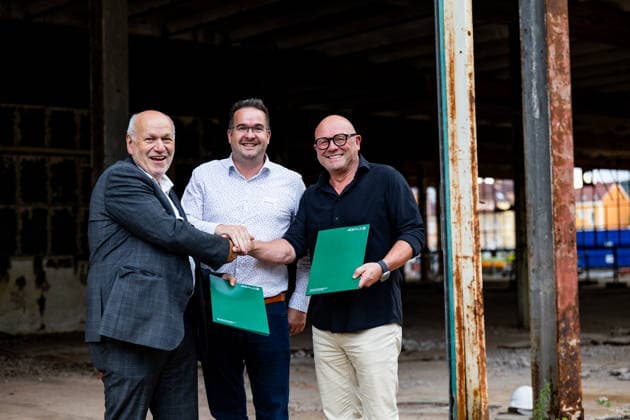 19.08.2026, GER, Handball, Maenner, Saison 26 27, ThSV Eisenach, Sponsorenabend Vertragsverlängerung Sponsorenvereinbarung gemeinsam mit Martin Hempel (AOK Plus) und Peter Jrauss Guenter Osswald 250 Gäste aus Politik Ehrenamt sowie die Vertreter der Sponsoren waren in dem Museum der Automobile Welt Eisenach AWE zum Saisonstart Sponsorenabend des ThSV Eisenach geladen. 99817 Eisenach Automobile Welt Eisenach AWE Thueringen Deutschland *** August 19, 2026, GER, Handball, Men, 2026–2027 Season, ThSV Eisenach, Sponsor Night: Contract Extension and Sponsorship Agreement with Martin Hempel (AOK Plus) and Peter Jrauss and Guenter Osswald. 250 guests from the worlds of politics and volunteer work, as well as representatives of the sponsors, were invited to the Automobile World Eisenach (AWE) museum for ThSV Eisenach’s Sponsor Night to kick off the season. 99817 Eisenach Automobile World Eisenach (AWE), Thuringia, Germany