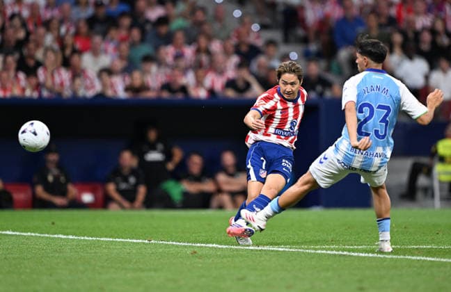 Atletico Madrid v Malaga - La Liga MADRID, SPAIN - AUGUST 19: Kang-in Lee of Atletico Madrid competes against Izan Merino Rodriguez of Malaga during the La Liga match between Atletico Madrid and Malaga at Metropolitano Stadium in Madrid, Spain on August 19, 2026. Burak Akbulut Anadolu Madrid Spain. Editorial use only. Please get in touch for any other usage.  Copyright: x2026xAnadoluxBurakxAkbulutx