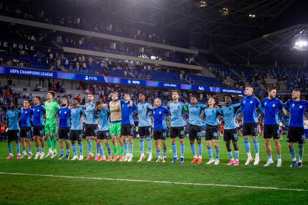 SLOVAN BRATISLAVA - CELJE Players of Slovan thank to the fans after the first leg of play off round of UEFA Champions league football match between SK SLovan Bratislava and Celje at the Tehelne Pole Narodny futbalovy stadion. Bratislava, Slovakia, August 19, 2026. Copyright: xx _BRR8064